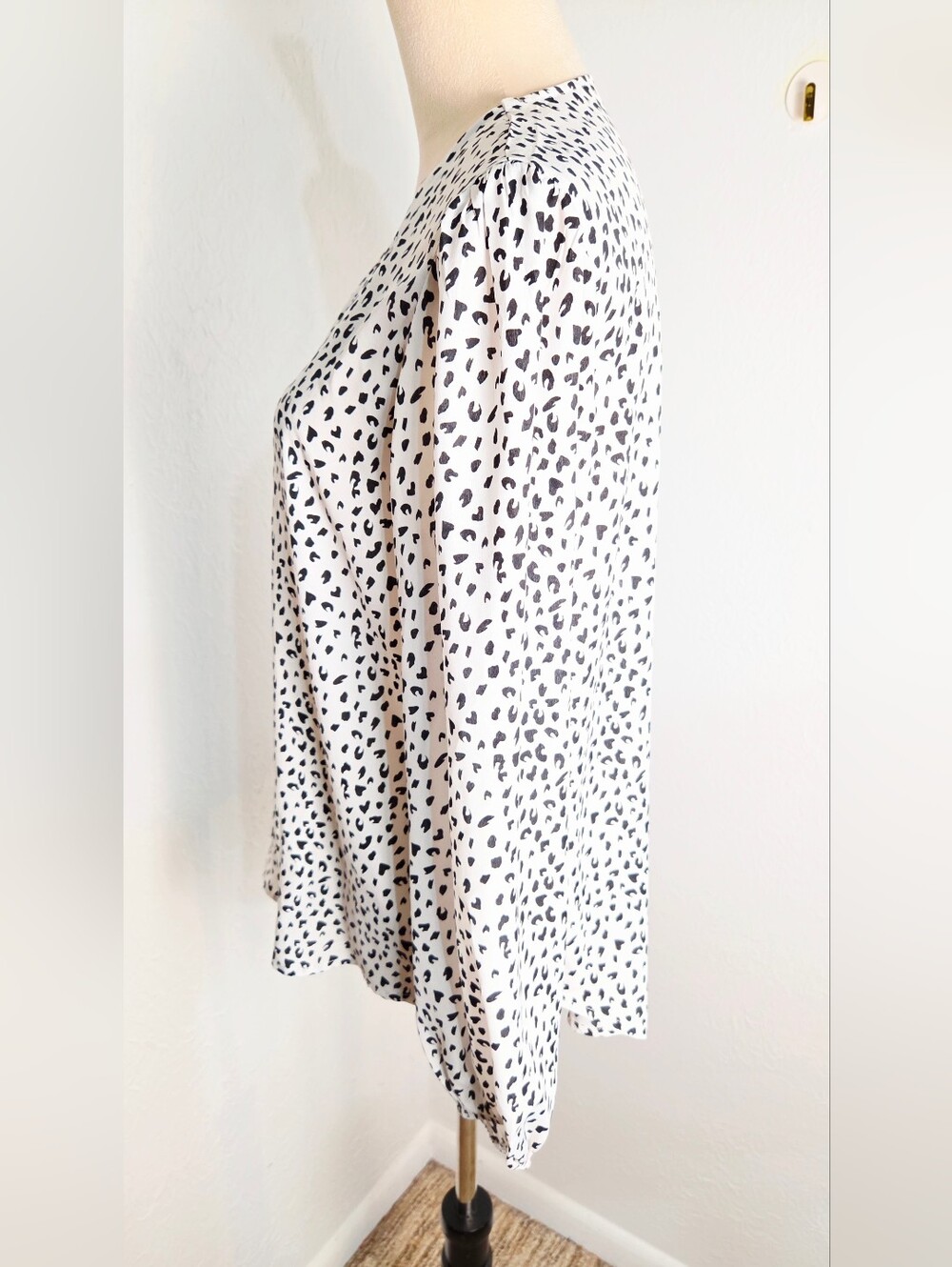 White & Black Dotted V-Neck Long Wide Sleeve Top, Size Medium - Picture 6 of 9